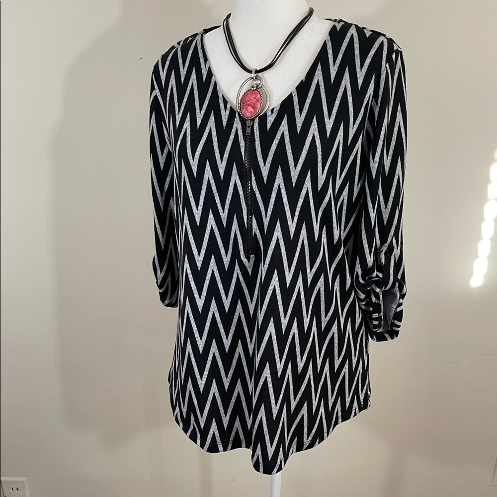 Tacera sz med knit top 1/2 zip in front black and gray design